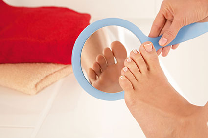 Wer regelmäßig seine Füße kontrolliert, stellt Wunden und rissige Haut früh fest und kann gegensteuern. Foto: djd/Wörwag Pharma