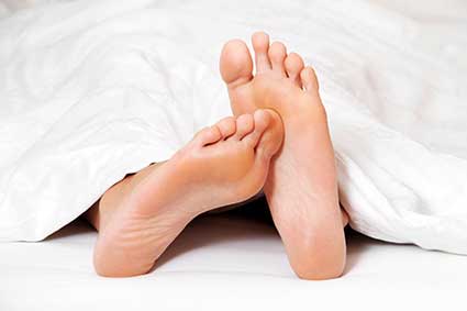 Wenn die Füße nachts kribbeln und uns den Schlaf rauben, können Nervenschäden der Grund sein. Foto: djd/Wörwag Pharma/colourbox,de