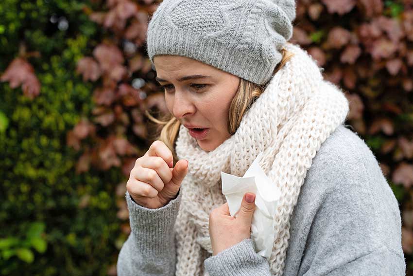 Erkältungen und Husten gehören zur kalten Jahreszeit leider dazu. Als natürlicher Hustenlöser hat sich Thymian bewährt. Foto: djd/Hermes Arzneimittel/Shutterstock/Wellnhofer Design