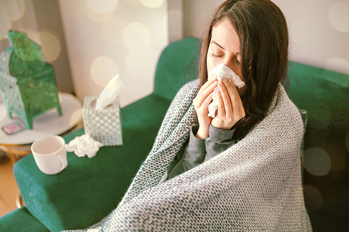 Schnupfen, Halsweh, Husten: Gegen lästige Erkältungssymptome ist schnelle Abhilfe erwünscht. Foto: djd/Linda/Getty Images/Evrim Ertik