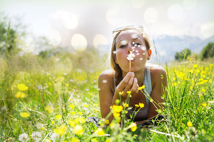 Als Allergiker unbeschwert durch die pollenreiche warme Jahreszeit - dafür ist eine konsequente Behandlung wichtig. Foto: djd/Linda