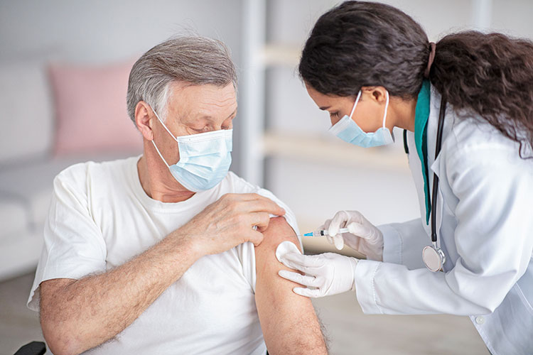 Die saisonale Grippeimpfung ist besonders für ältere Menschen wichtig, da ihr Immunsystem oft nicht mehr so gut arbeitet. Foto: djd/Sanofi/Prostock-studio - stock.adobe.com