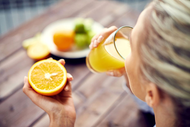 Nach wissenschaftlichen Erkenntnissen liefert ein Glas reiner Orangensaft 84 Prozent des Nährstoffreferenzwerts (NRV) eines Menschen an Vitamin C. Foto: djd/www.fruitjuicesciencecentre.eu/Getty Images/Contributor