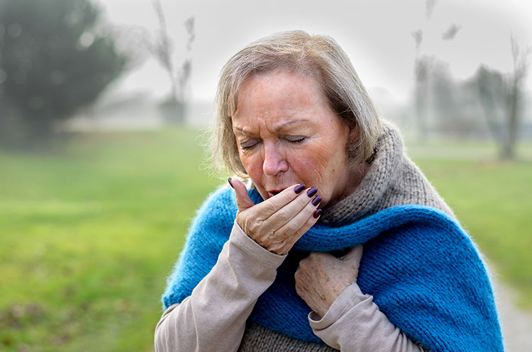 Chronischer Husten, Auswurf und Atemnot sind typische Symptome einer COPD. Eine frühzeitige Behandlung kann den Verlauf bremsen. Foto: djd/Chiesi/Shutterstock/michaelheim