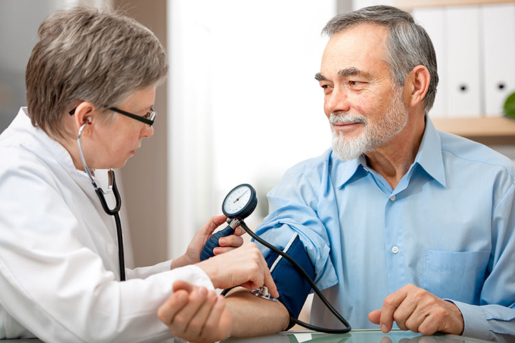 Bluthochdruck ist in den meisten Fällen nicht spürbar. Deshalb ist eine regelmäßige Kontrolle sinnvoll - etwa im Rahmen eines Gesundheits-Check-ups beim Hausarzt. Foto: DJD/Telcor Forschung/Alexander Raths - stock.adobe.com
