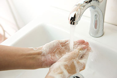 Die richtige Handhygiene ist das A und O, um gesund durch Herbst und Winter zu kommen. Foto: djd/Sebapharma