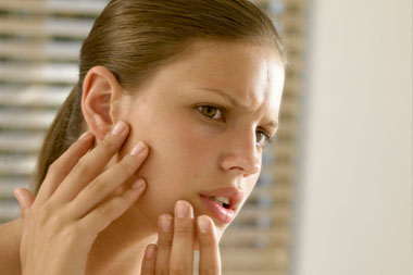 Ein Mangel an dem Spurenelement Zink kann die Haut rau und trocken werden lassen, aber auch Akne fördern. Foto: djd/thx/Wörwag Pharma