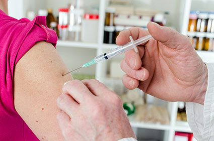 Eine Grippeschutzimpfung kann vor schweren Grippe-Erkrankungen schützen. Der beste Zeitpunkt für den Piks ist im Oktober/November. Foto: djd/Sanofi/thx
