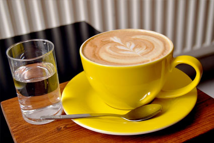 Hartnäckig hält sich der Irrtum, dass Kaffee dem Körper Wasser entzieht